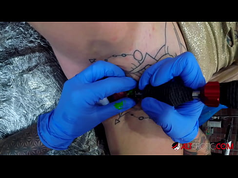 ❤️ Ekstreme tatuita varmulo Sully Savage ricevis tatuon sur sia klitoro Bonega porno ĉe ni ❌️❤